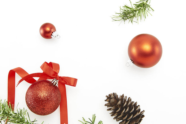Lay piatto. Cornice di Natale da decorazioni natalizie e regali su sfondo bianco, Spazio vuoto per il design
 - Foto, immagini