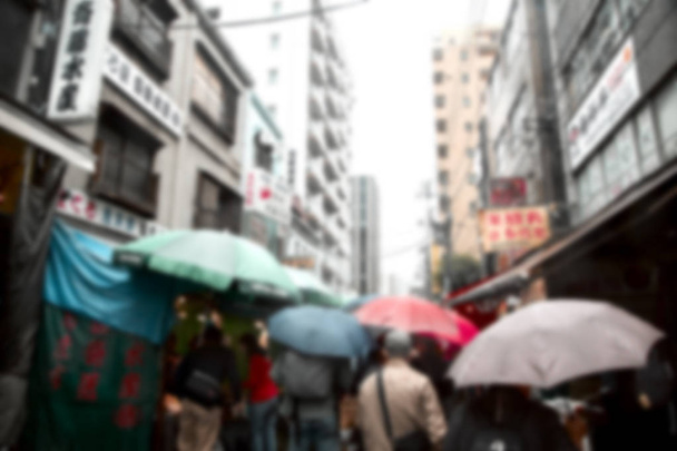 Homályos élők gazdaság esernyők az utcán, a City, Tokyo, Japán - Fotó, kép