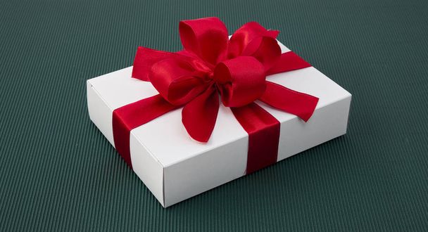 Belle boîte cadeau avec ruban sur fond de papier vert
 - Photo, image