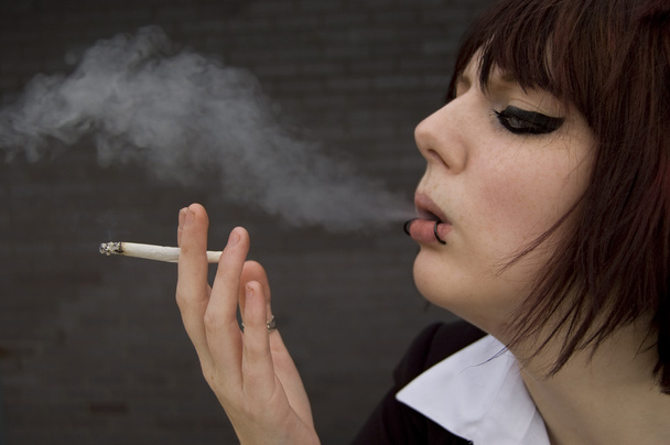 Fiatal nő dohányzik - Fotó, kép