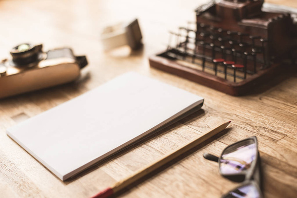 Blanko-Notizbuch mit Schreibmaschine zu Hause auf dem Schreibtisch - Foto, Bild