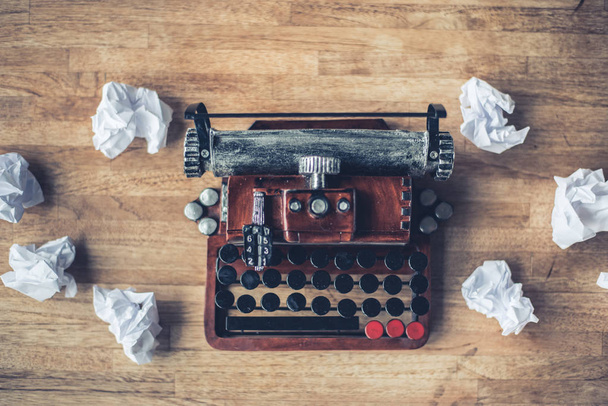 machine à écrire rétro avec du papier vissé échoué sur le bureau à la maison - Photo, image