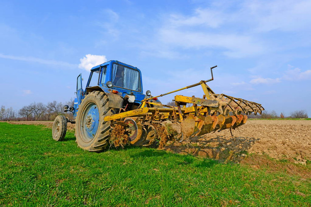 Agriculteur sur le champ poignées tracteur
  - Photo, image