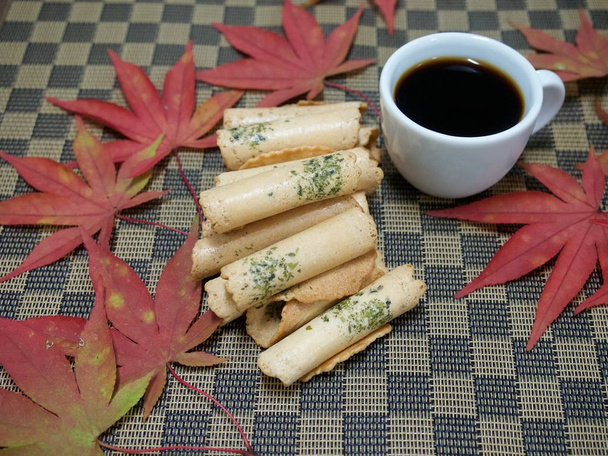 Ασιατικά παραδοσιακά γλυκά senbei, κράκερ ρυζιού - Φωτογραφία, εικόνα