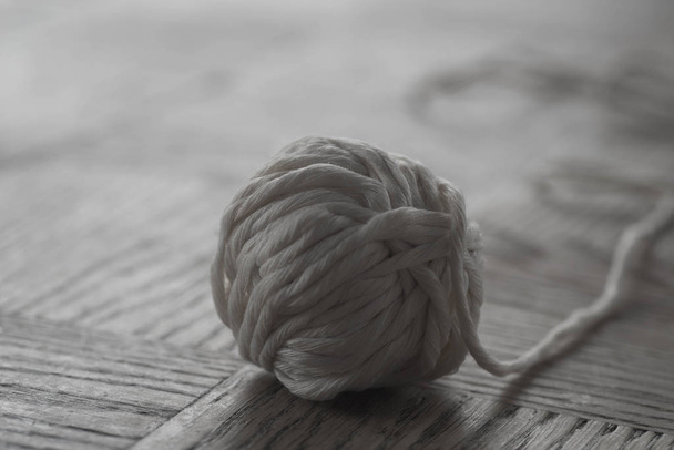 bola de algodão cinza de fio no fundo de madeira macro foco seletivo
 - Foto, Imagem