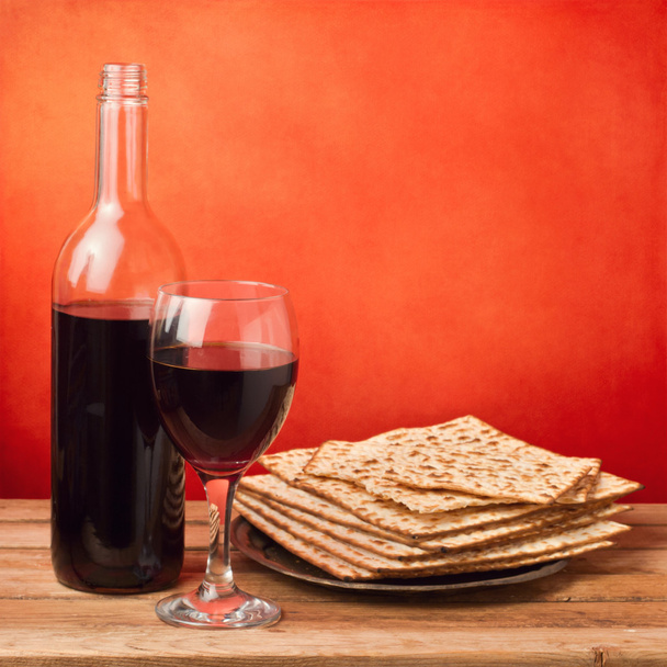 Matza and wine for passover seder celebration - Foto, Imagem