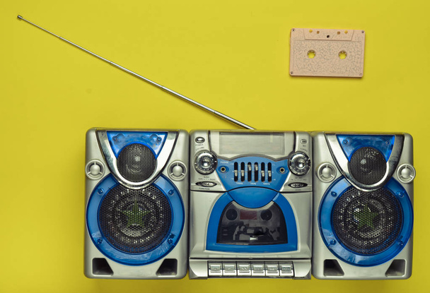 Eski okul retro ses kaydedici ve yeşil bir arka plan üzerinde ses kaset. Eski teknolojileri. Minimalizm eğilimini. Üstten Görünüm. Kopya alanı. - Fotoğraf, Görsel