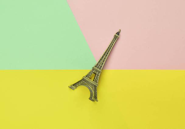 Statuetta ricordo della Torre Eiffel su sfondo multicolore pastello. Tendenza del minimalismo
. - Foto, immagini