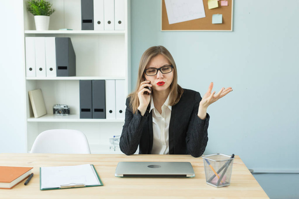 Бизнес, риэлтор и люди - женщина с красными губами в офисе разговаривает по телефону
 - Фото, изображение