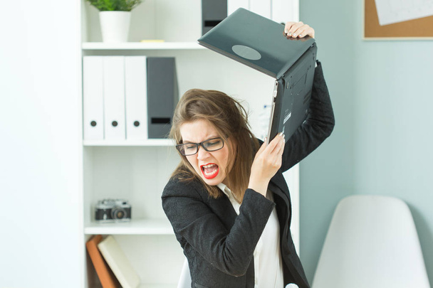 Stressi, toimisto ja ihmiset käsite - korosti vihainen liiketoiminnan nainen hajottaa hänen tietokone
 - Valokuva, kuva