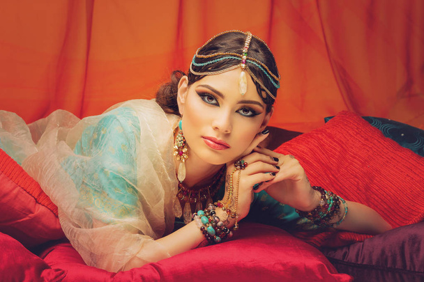 beautiful arabic style bride in ethnic clothes - Foto, imagen