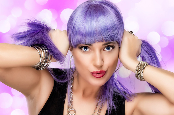 Kaunotar Joyful Girl. Tyylikäs violetti tukka
 - Valokuva, kuva