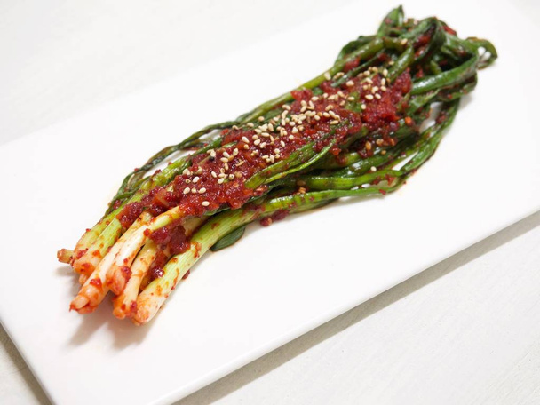 Korealainen perinteinen ruoka vihreä sipuli kimchi
 - Valokuva, kuva