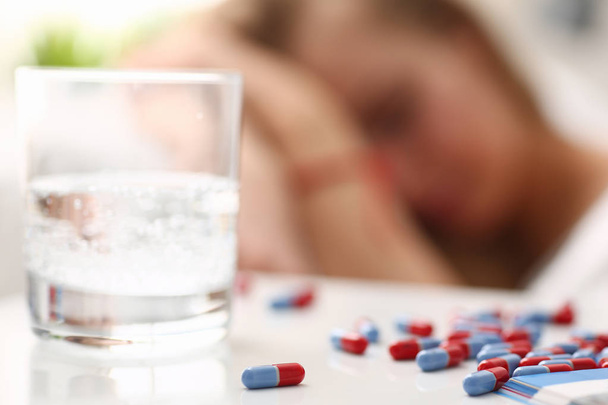 nő a beteg vesz gyógyszerek alvás ágyban - Fotó, kép