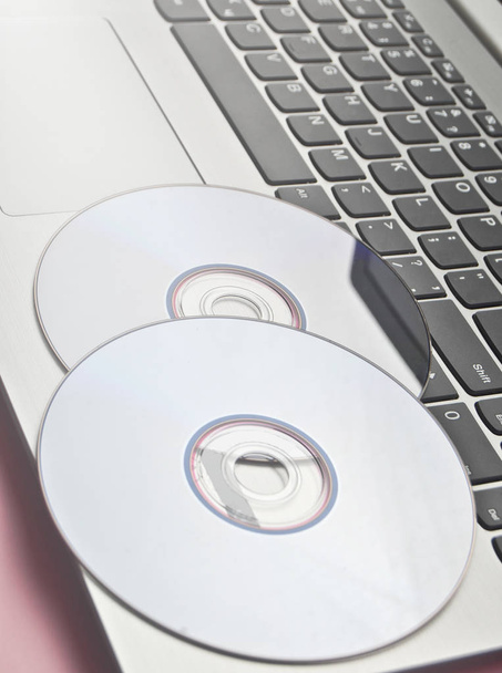 CDs auf dem Laptop. moderne Technologien. - Foto, Bild