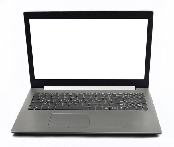 Stijlvolle moderne laptop geïsoleerd op witte achtergrond. - Foto, afbeelding