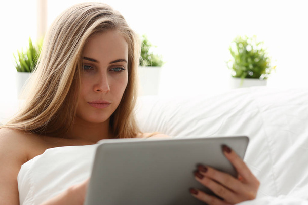 nainen työskentelee winh laptop pysyä sängyssä aikaisin aamulla
 - Valokuva, kuva