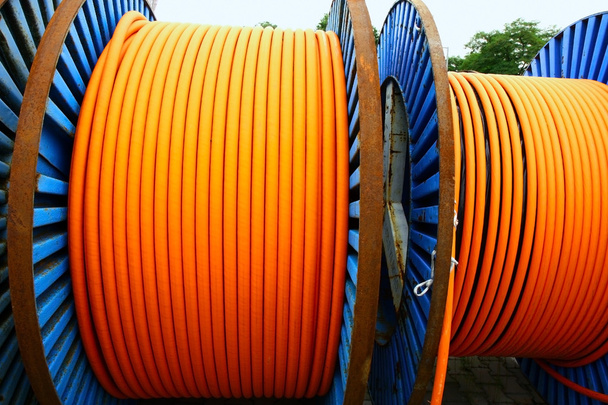 cable naranja en carrete de acero
 - Foto, imagen