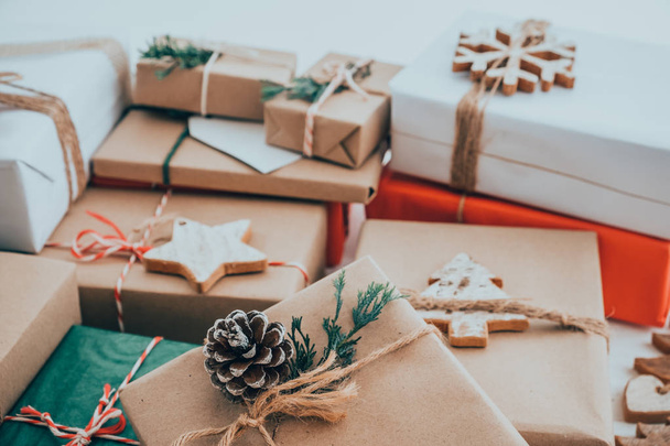 Merry Christmas ve yeni yıl tatil için Noel el yapımı hediye etiketi ile. Rustik zanaat hediye kutuları. Vintage renk tonu görüntü. - Fotoğraf, Görsel