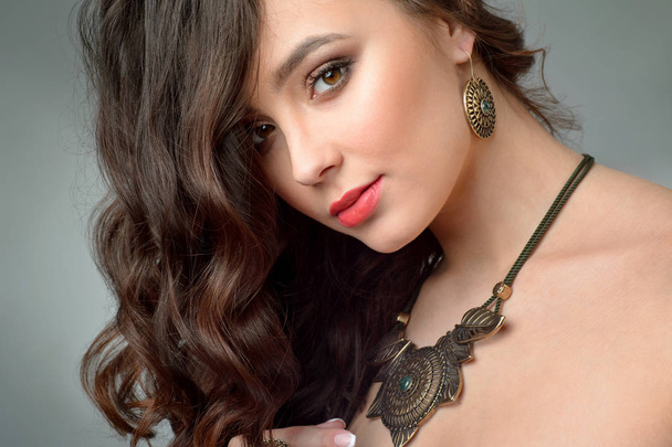Close-up-Studio-Portrait-Modell demonstrieren Halskette und Ohrring - Foto, Bild