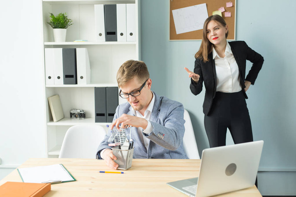 Bedrijf, emoties en mensen concept - Business vrouw shout op mannelijke werknemer in plaats van office - Foto, afbeelding