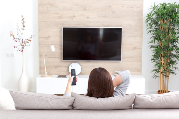Jovem mulher assistindo TV no quarto - Foto, Imagem