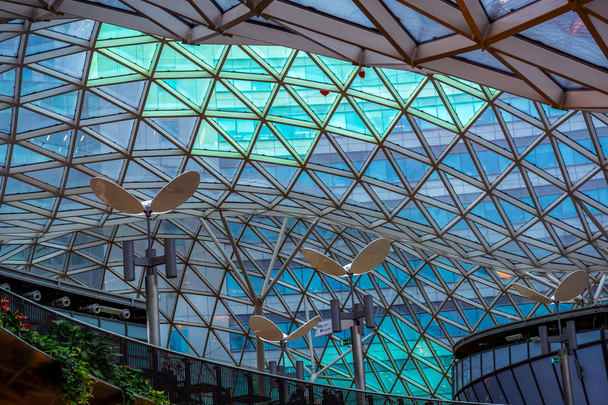 Centro Comercial. techo de acero y vidrio. día nublado
 - Foto, imagen