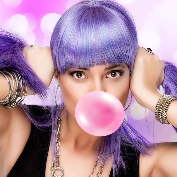 Милая стильная тусовщица. Пурпурный парик и жвачка
 - Фото, изображение