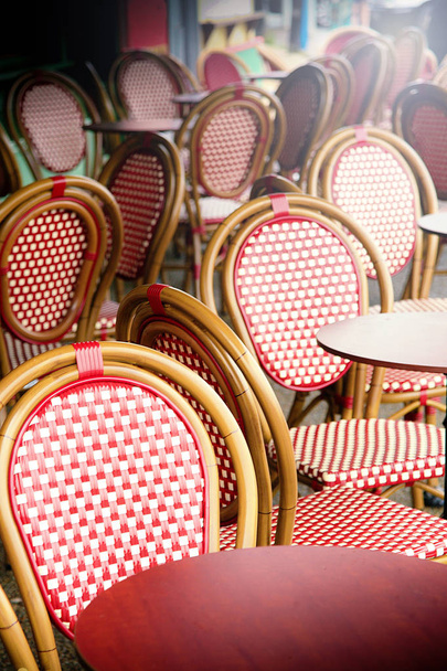 много винтажных стульев за пределами паба
 - Фото, изображение