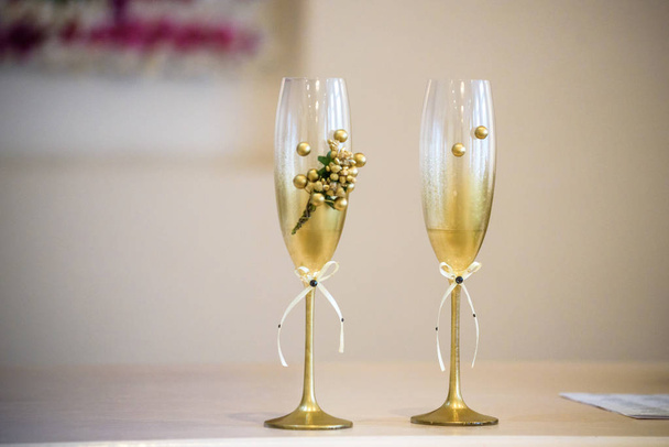 Ślubne wystrój kieliszka do szampana na stole podczas ceremonii ślubnej. - Zdjęcie, obraz