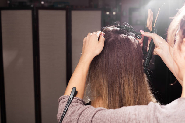 hairdresser making a coiffure to a model - Φωτογραφία, εικόνα