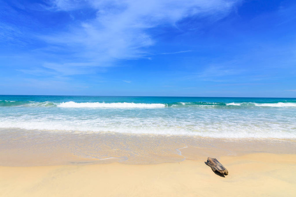 Bela onda na praia, água limpa, areia branca em seu holliday no mar andaman Phuket Tailândia. - Foto, Imagem