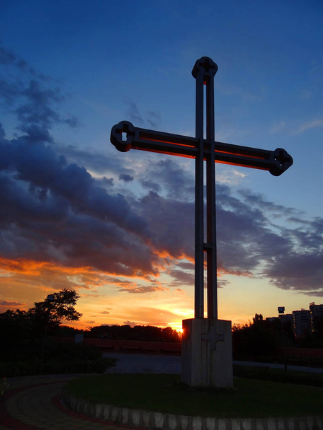 Cruz cristiana gigante al atardecer dramático
 - Foto, imagen