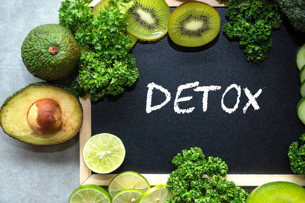 DETOX liitu kirjoitus pöydällä. Ruokavalio terveelle keholle ja detoxille tuoreilla vihreillä hedelmillä ja vihanneksilla. Terveellinen käsite
. - Valokuva, kuva