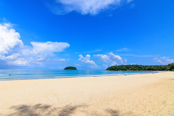 Céu azul bonito, onda de beleza e areia branca na praia de Kata Phuket Tailândia
. - Foto, Imagem