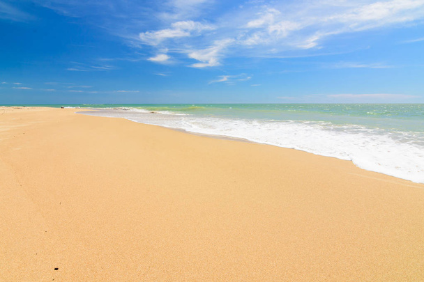 Mar andaman bonito, claro watet, areia branca em suas férias em Phuket Tailândia
. - Foto, Imagem