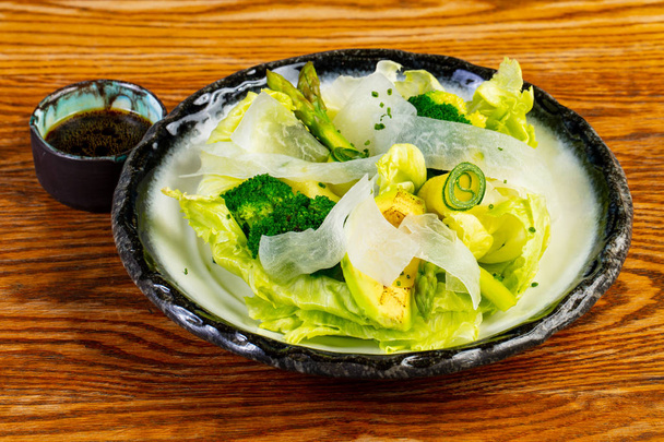 Салат з авокадо та спаржею
 - Фото, зображення