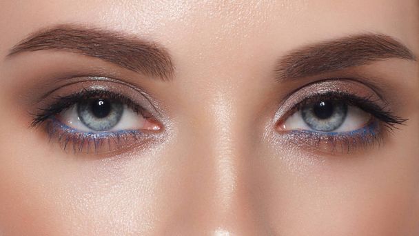 Close-up macro of beautiful female eye with perfect shape eyebrows. Clean skin, fashion naturel make-up. Good vision - Foto, Imagem