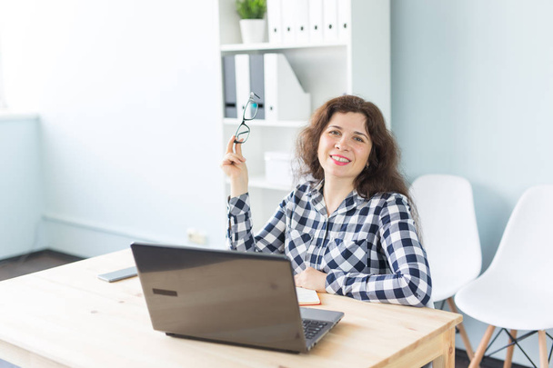 Концепція коворкінгу, графічного дизайнера та бізнесменів - жінка працює в офісі з ноутбуком
 - Фото, зображення