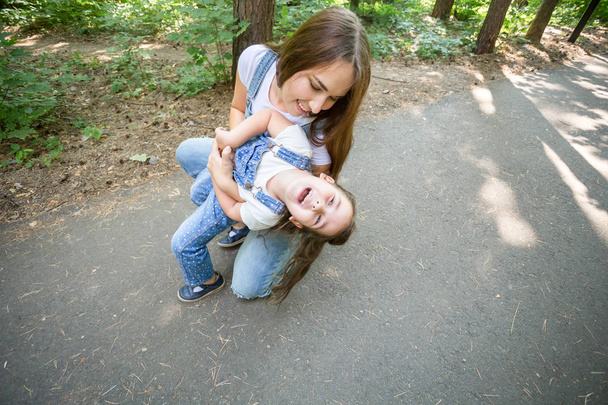Concept de famille et de nature - Mère et enfant jouent dans le parc
 - Photo, image