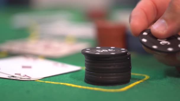 Játékos játszik a póker zseton - Felvétel, videó