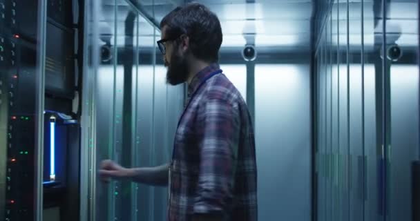 Bearded IT specialist setting servers in data center - Footage, Video