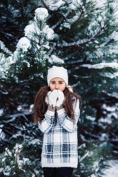 Stylish sad girl in the winter forest. - Foto, Bild