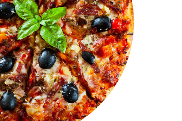 Pizza met Mozzarella Kaas, salami, paprika, ham, peperoni, olijven, kruiden en verse basilicum. Italiaanse pizza geïsoleerd op een witte achtergrond. met kopie ruimte. bovenaanzicht - Foto, afbeelding
