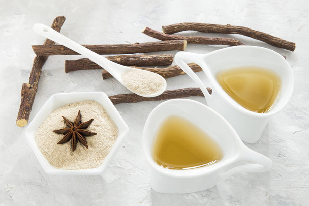 anis raízes de chá e alcaçuz na mesa
 - Foto, Imagem