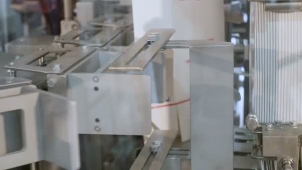 Cajas de cartón se alimentan a la máquina de embalaje
 - Metraje, vídeo