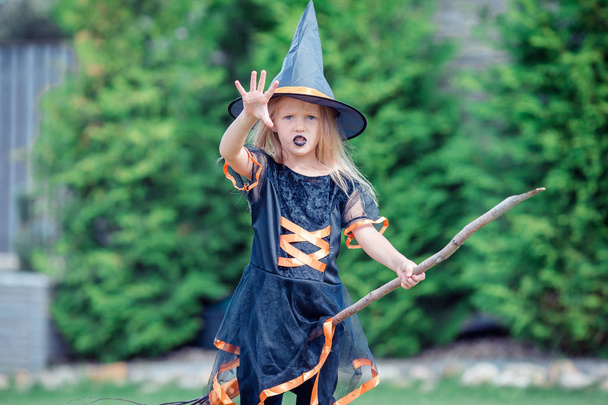 Щаслива дівчина в костюмі на Хеллоуїн з гарбузом.
 - Фото, зображення