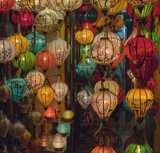 Lanternas, artes plásticas e artesanato em Hoi An old town, Vietnã. Esta região é o património cultural do mundo, realizada pela UNESCO. É preservada e mantida. Uso de imagens para publicidade, design, viagens
 - Foto, Imagem
