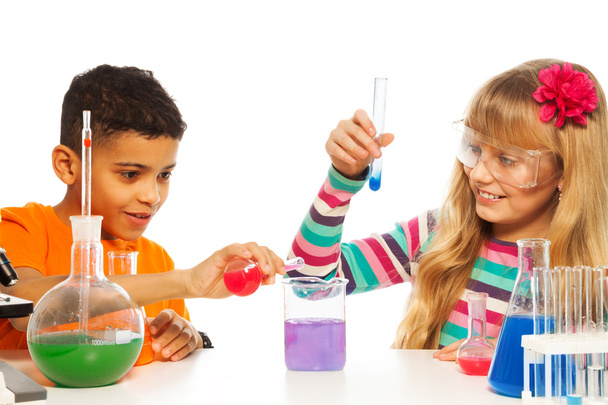 Kids experimenting in chemistry - Foto, afbeelding