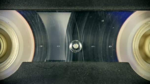 Stare kasety Audio kołowrotek gra zbliżenie. Szybkie przewijanie do tyłu - Materiał filmowy, wideo